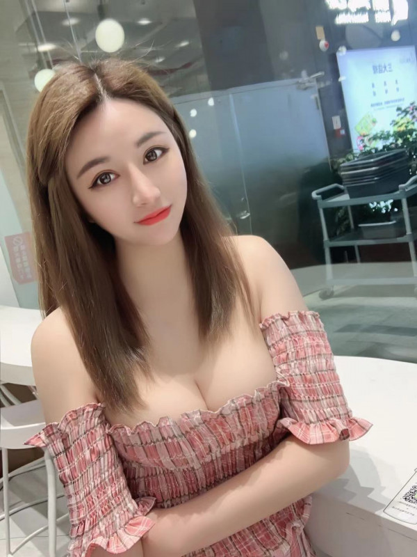 朋友推荐的一个还不错的妹子